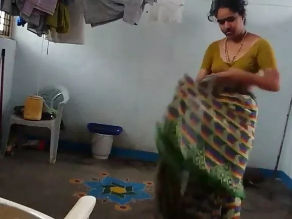 କେଶର ବାହୁ ସହିତ ଦେଶୀ, ବାଥରୁମରେ ଯ sex ନ ସମ୍ପର୍କ ପାଇଁ ପରିପକ୍ୱ ମହିଳାମାନେ ପରେ ସାରୀ ପିନ୍ଧନ୍ତି