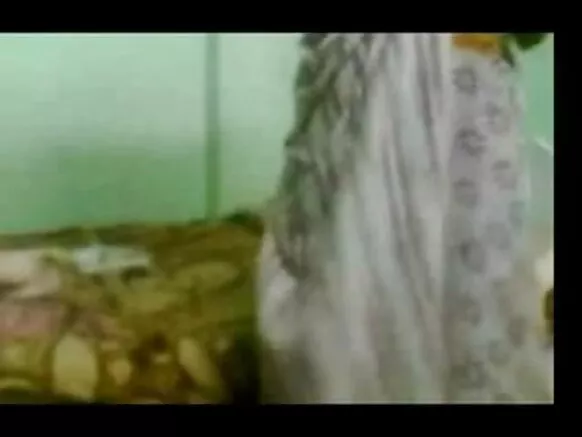 ସେବକ ଉତ୍ତର ଭାରତୀୟ ନାତୁଣୀକୁ ତାଙ୍କ ମାଲିକ ପାଇଁ ମାଉସୀଙ୍କୁ ଚୁଚୁମିଥାଏ