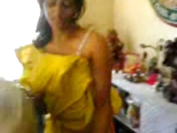 ହାଇଦ୍ରାବାଦ girl ିଅ ବୃଦ୍ଧ ମହିଳାଙ୍କ xxx ଲୁକ୍କାୟିତ କାମକୁ ଚାହିଁଥାଏ